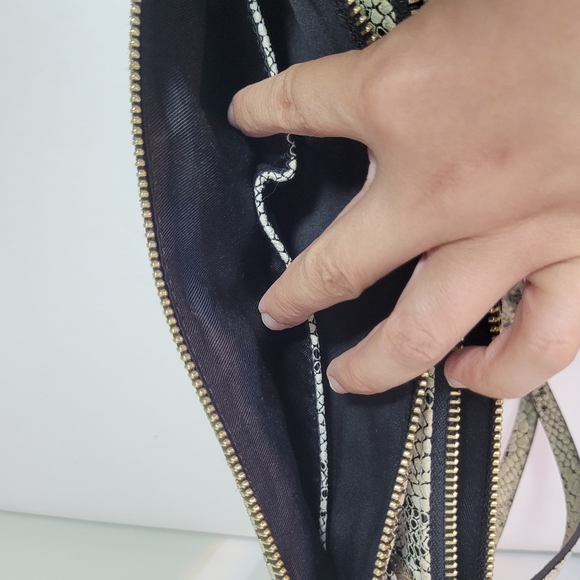 Danier Leather snake print multi compartment shoulder bag - Picture 4 of 10